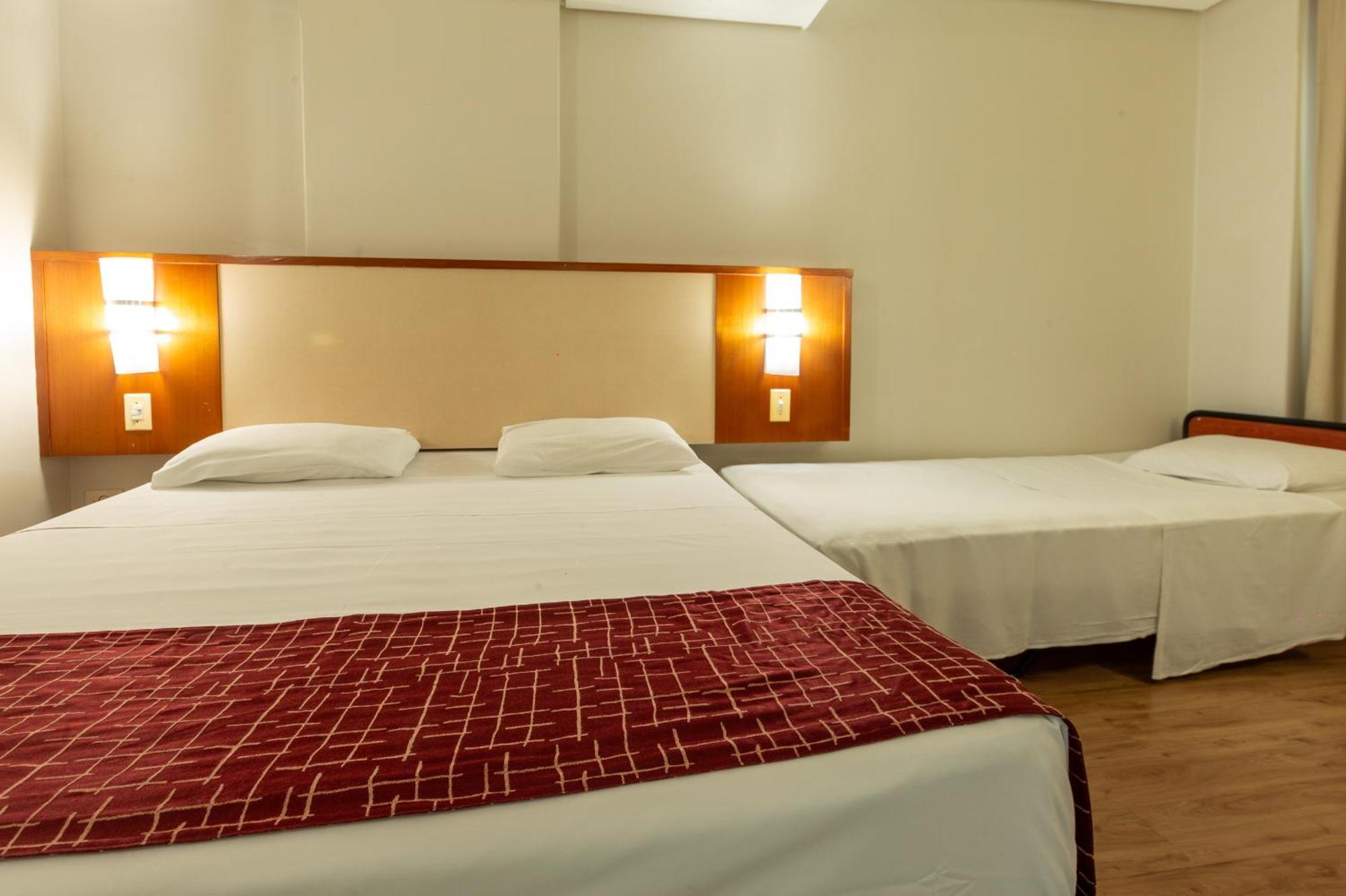 Quarto Triplo com 1 Cama de Casal e 1 Cama Individual